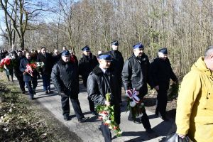 Obchody 161. rocznicy Bitwy stoczonej pod Dobrą w Powstaniu Styczniowym 1863 r. Przemarsz pocztów sztandarowych w kierunku...