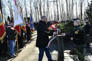 Obchody 161. rocznicy Bitwy stoczonej pod Dobrą w Powstaniu Styczniowym 1863 r. Wiązankę kwiatów składa Łukasz Wróblewski,...
