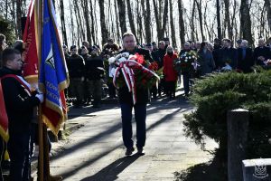 Obchody 161. rocznicy Bitwy stoczonej pod Dobrą w Powstaniu Styczniowym 1863 r. Wiązankę kwiatów składa Senator RP Marcin...