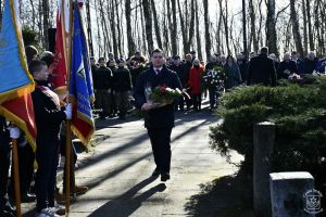 Obchody 161. rocznicy Bitwy stoczonej pod Dobrą w Powstaniu Styczniowym 1863 r. Wiązankę kwiatów składa Wiceprzewodniczący...