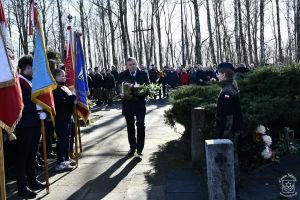 Obchody 161. rocznicy Bitwy stoczonej pod Dobrą w Powstaniu Styczniowym 1863 r. Wiązankę kwiatów składa Radny Rady Powiatu...