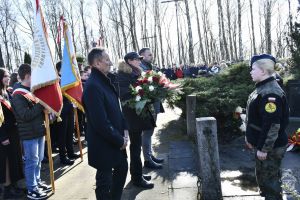 Obchody 161. rocznicy Bitwy stoczonej pod Dobrą w Powstaniu Styczniowym 1863 r. Wiązankę kwiatów składają:...