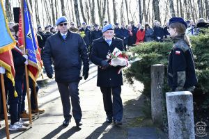 Obchody 161. rocznicy Bitwy stoczonej pod Dobrą w Powstaniu Styczniowym 1863 r. Kwiaty składa delegacja Stowarzyszenia...