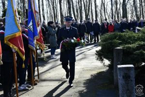 Obchody 161. rocznicy Bitwy stoczonej pod Dobrą w Powstaniu Styczniowym 1863 r. Kwiaty składa Komendant Powiatowy PSP w...