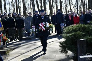 Obchody 161. rocznicy Bitwy stoczonej pod Dobrą w Powstaniu Styczniowym 1863 r. Kwiaty składa Prezes OSP Dobra - Maciej...