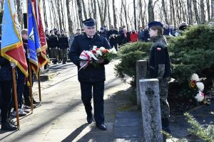 Obchody 161. rocznicy Bitwy stoczonej pod Dobrą w Powstaniu Styczniowym 1863 r. Kwiaty składa Prezes OSP Swędów - Sławomir...