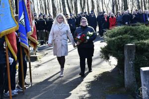 Obchody 161. rocznicy Bitwy stoczonej pod Dobrą w Powstaniu Styczniowym 1863 r. Kwiaty składa delegacja KGW Stary Imielnik