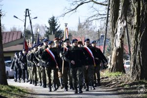 Przemarsz pocztów sztandarowych w kierunku cmentarza w Dobrej i Bratniej Mogiły, na czele klasa mundurowa ZS Nr 1 w...