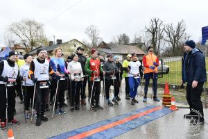 XI Bieg i Marsz Powstańca w Dobrej, na starcie obok zawodników Nordic Walking organizator zawodów Tomasz Szafraniec, Klub...