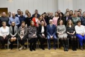 Gminny Dzień Sołtysa 2024. Zdjęcie grupowe z Sołtysami oraz Przewodniczącymi Zarządów Osiedli Gminy Stryków na kadencję...