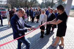 Otwarcie nowej świetlicy wiejskiej w Anielinie Swędowskim. Wstęgę przecinają Burmistrz Strykowa Witold Kosmowski oraz...