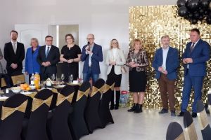Otwarcie nowej świetlicy wiejskiej w Anielinie Swędowskim. Głos zabiera Burmistrz Strykowa Witold Kosmowski. fot. A. Kubiak