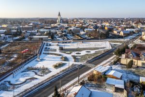 Parking przy Pomniku Niepodległości w Strykowie, widok z lotu ptaka, inwestycja zrealizowana w 2019 r.