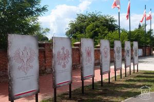 Montaż tablic historycznych przy Pomniku Niepodległości - stan po zakończeniu prac