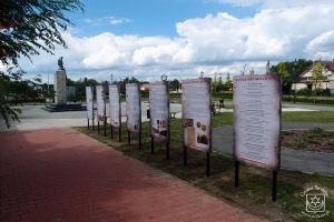 Montaż tablic historycznych przy Pomniku Niepodległości - stan po zakończeniu prac