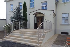 Modernizacja Szkoły Podstawowej Nr 1 w Strykowie, tylne wejście po zakończeniu remontu