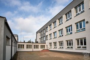 Termomodernizacja SP2 w Strykowie, budynek szkoły po wykonaniu prac