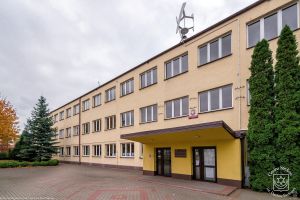 Termomodernizacja SP2 w Strykowie, budynek szkoły z frontu przed rozpoczęciem prac