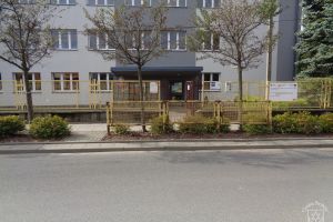 Stare ogrodzenie przed wykonaniu prac montażowych przy SP2