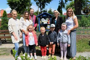 Budka wędrującej książki zainstalowana na ul. Targowej przy Przedszkolu Samorządowym