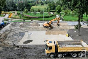 Przebudowa parkingu za Urzędem Miejskim w Strykowie, w trakcie wykonywania prac budowlanych w ramach przebudowy parkingu