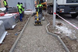 Remont chodnika przy ul. Jana Pawła II w Strykowie, w trakcie wykonywania prac remontowych