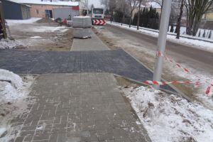 Remont chodnika przy ul. Jana Pawła II w Strykowie, w trakcie wykonywania prac remontowych