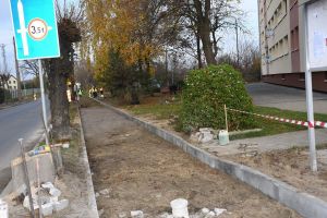Budowa chodnika przy ul. Kolejowej w Strykowie, w trakcie wykonywania prac remontowych