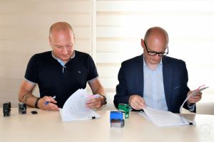 Burmistrz Strykowa Witold Kosmowski w trakcie podpisania umowy z Wykonawcą dokumentacji projektowej Markiem Krawczykiem lN...