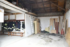 Budynek OSP w Warszewicach, wnętrze części garażowej, stan obecny