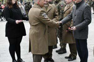 Święto 9. Łódzkiej Brygady Obrony Terytorialnej - 20.04.2024 r. Na zdjęciu Burmistrz Strykowa Witold Kosmowski otrzymuje z...
