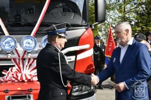 Gminny Dzień Strażaka w Strykowie. Oficjalne przekazanie kluczyków do nowego samochodu OSP w Strykowie. Prezesowi jednostki...