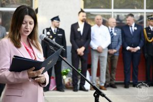 Gminny Dzień Strażaka w Strykowie. Podziękowania Burmistrza Strykowa Witolda Kosmowskiego dla strażaków odczytuje Sekretarz...
