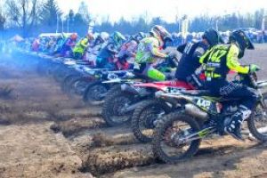 Zawodnicy na torze motocrossowym w Strykowie