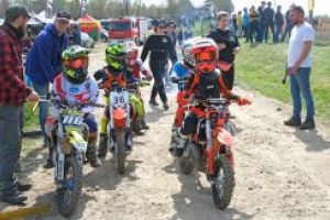 Zawodnicy na torze motocrossowym w Strykowie