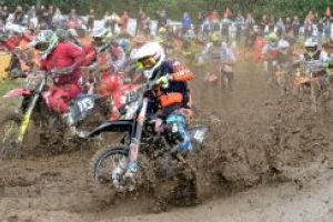 Zawodnicy na torze motocrossowym w Strykowie
