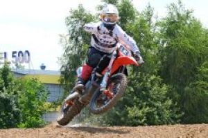 Zawodnicy na torze motocrossowym w Strykowie