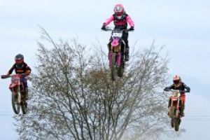 Zawodnicy na torze motocrossowym w Strykowie