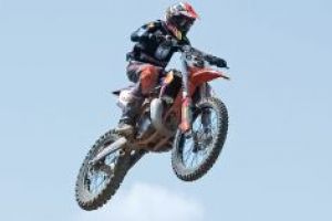 Zawodnicy na torze motocrossowym w Strykowie