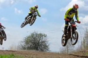 Zawodnicy na torze motocrossowym w Strykowie