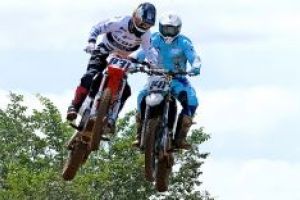 Zawodnicy na torze motocrossowym w Strykowie