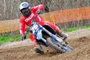 Zawodnicy na torze motocrossowym w Strykowie