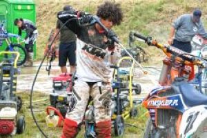 Zawodnicy na torze motocrossowym w Strykowie