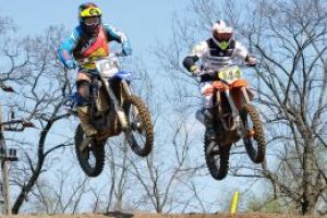 Zawodnicy na torze motocrossowym w Strykowie