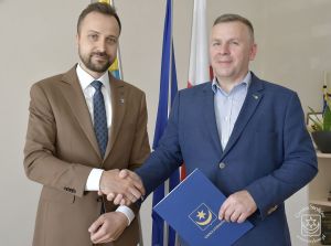 Burmistrz Piotr Ślęzak wręcza powołanie na stanowisko Sekretarza Gminy Stryków Radosławowi Zaborowskiemu