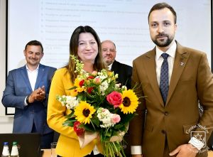 Burmistrz Piotr Ślęzak dziękuje za pracę na stanowisku Sekretarza Gminy Stryków Anecie Jędrzejczak