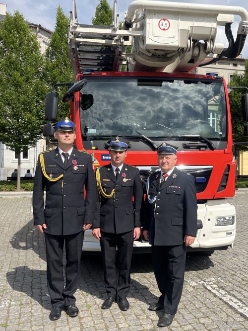 Marek Perek (w środku), strażak z Gminy Stryków odznaczony Brązowym Krzyżem Zasługi Prezydenta RP