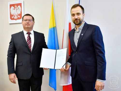 Nowy Zastępca Burmistrza Strykowa Adam Kaźmierczak z aktem powołania wręczonym przez Burmistrza Strykowa Piotra Ślęzaka