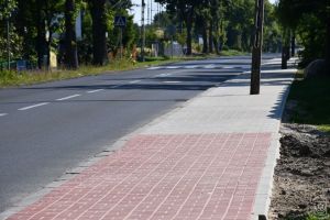 Remont chodnika przy ul. Brzezińskiej w Strykowie, po wykonaniu chodnika