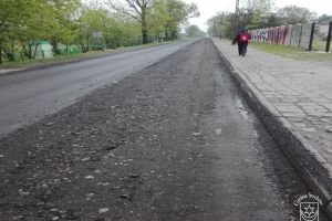 Remont chodnika przy ul. Brzezińskiej w Strykowie, w trakcie wykonania - sfrezowana przylegająca do chodnika część jezdni